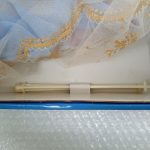 ハープの部品とドレスの裾