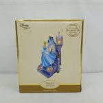 外箱の正面。『Disney store Exclusive』『Limited Edition SNOWGLOBE』の表記とシンデレラの置物の写真