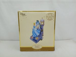 外箱の正面。『Disney store Exclusive』『Limited Edition SNOWGLOBE』の表記とシンデレラの置物の写真