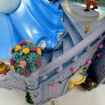 階段の花飾りと小さなスノードームの拡大