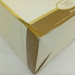 化粧箱の角の拡大。スレと破れ