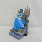 置物の全体。階段を上るシンデレラと時計塔、小さなスノードーム