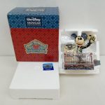 外箱と発泡スチロールの内箱に収まった骸骨柄のミッキーマウスの置物