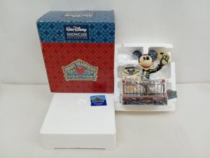 外箱と発泡スチロールの内箱に収まった骸骨柄のミッキーマウスの置物