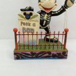 『Peek a BOO』と書かれた墓石と柵の部分