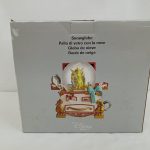 外箱の正面。『Snowglobe』の表記と商品の絵、ディズニーストアのロゴ