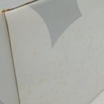 外箱の側面の拡大。シミがある
