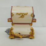 本体の背面。小箱のふたと金色の装飾