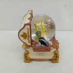 横から見た本体。スノーグローブと小箱の中のアクセサリー