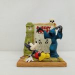 置物の正面。ミッキーと青いローブのお化け、時計とポスターの造形