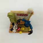 置物を上から見た様子。ポスターの『MICKEY MOUSE』の文字
