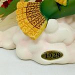 雲の台座に付いた『1928』のプレートを近くから写した様子