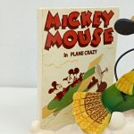 看板の『MICKEY MOUSE in PLANE CRAZY』の文字と飛行機の翼