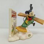 フィギュアを反対の横から写した様子