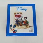 外箱の正面。Disneyのロゴと置物の写真、バーコード