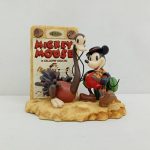 『MICKEY MOUSE in GALLOPIN' GAUCHO』の看板とダチョウ、ミッキーマウスの置物の正面