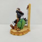 置物を右側から写したもの。サボテンの飾り