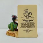 置物の背面の板。『Gallopin' Gaucho』の説明文とミッキーの線画