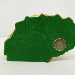 置物の底面。緑のフェルトと金色のメダル