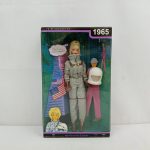 外箱の正面。『1965』の表記と宇宙服のバービー人形