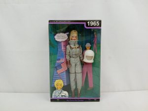 外箱の正面。『1965』の表記と宇宙服のバービー人形