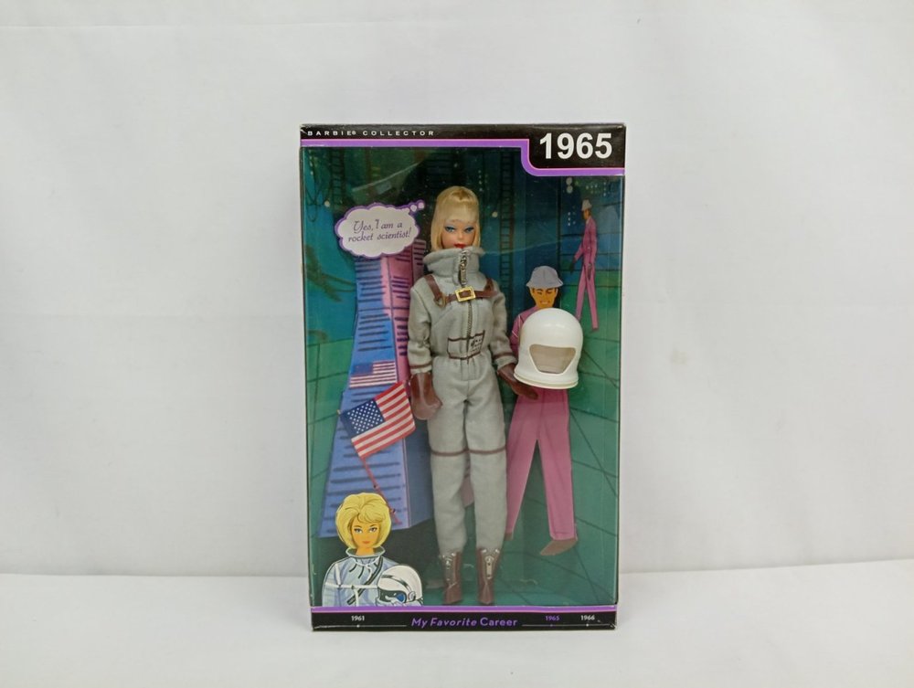 外箱の正面。『1965』の表記と宇宙服のバービー人形