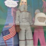 窓越しの宇宙服の人形、ヘルメット、星条旗