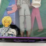 箱の正面下部。『My Favorite Career』の文字と人形の足元