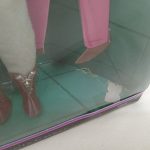 窓越しの人形の足元と台座の拡大