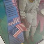 窓越しの人形と星条旗の拡大