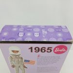 外箱の背面の上部。『1965 Barbie』の文字と商品の絵