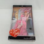 外箱の正面。窓からピンクのドレスの人形が見え、『I Love Lucy』のロゴ