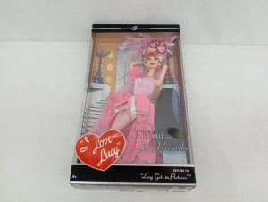 外箱の正面。窓からピンクのドレスの人形が見え、『I Love Lucy』のロゴ