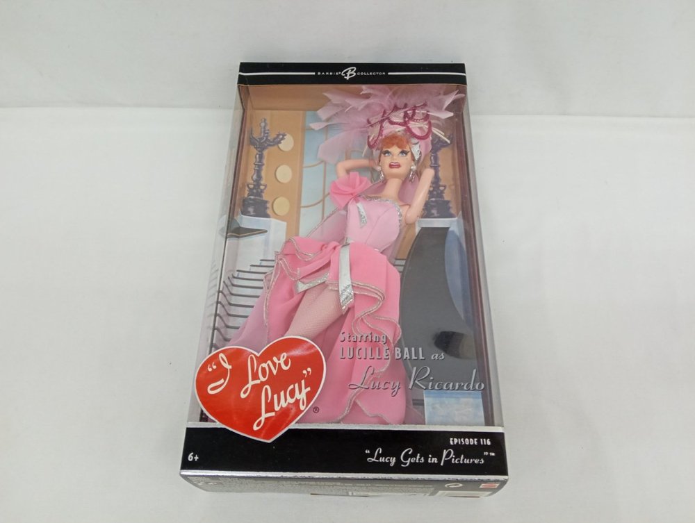 外箱の正面。窓からピンクのドレスの人形が見え、『I Love Lucy』のロゴ