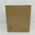 輸送箱の側面。メガハウスのマークと品番の印字