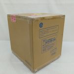 輸送箱を斜めから写した様子。問い合わせ先の印字