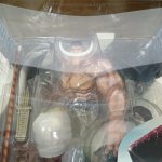 外箱の窓から見える白ひげのフィギュアと武器