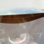 外箱の窓の上部と、中のフィギュアの頭部