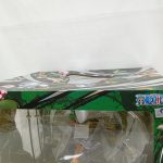 外箱を上から見た様子。窓越しのフィギュアとONE PIECEのロゴ