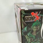 外箱の角の拡大。『P.O.P Warriors Alliance』のロゴ