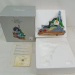外箱と発泡スチロールの内箱に収めた置物、説明書、証明書