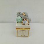 ふたの上の飾りを斜めから写したもの