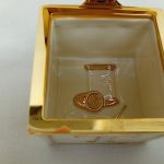 ふたを開けた小物入れの内側。金色の縁取りと指ぬきの飾り