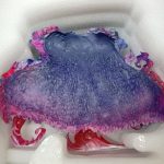 発泡材に収まった紫色の炎のエフェクトパーツ