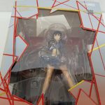 外箱の窓越しのフィギュア本体