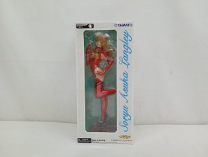 外箱の正面。『Soryu Asuka Langley』の文字と窓越しのフィギュア