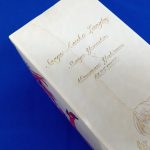 外箱の上面のサインのような書体の文字
