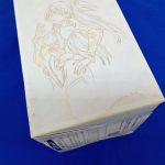 外箱の側面のイラストと水シミ