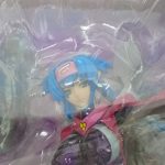 窓越しに見えるフィギュアの顔を近くから写した様子
