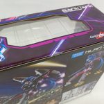 外箱を斜めから写した様子。マクロスFのロゴ